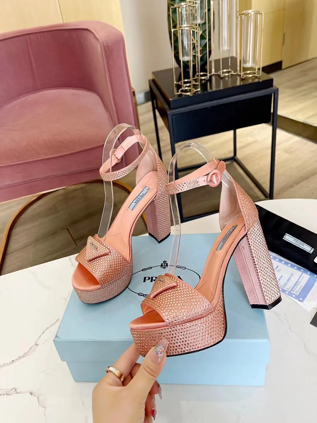 👟👟Ex-factory price 600👟👟 (imitation leather bottom-20) 👉New arrival👈Remove the original board and make a 1:1 replica‼ ️The highest version ✅ Prada's early spring catwalk hot style 😘The latest spring model Thick heel water platform rhinestone series (genuine leather outsole) (simulated leather sole) A must-have for goddesses The upper and the feet are super beautiful 👉The upper is made of imported open-edge beaded cowhide, soft and textured, lining + foot pads, imported sheepskin, breathable and comfortable, private model water platform, heel platform 3.5M, heel height 11.5M Code number 35M-39M (34 40 414243 (custom-made, non-refundable and non-exchangeable)